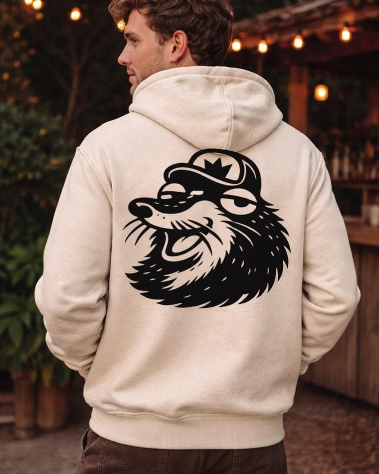 Sudadera color hueso con el ícono del Desmán en la espalda